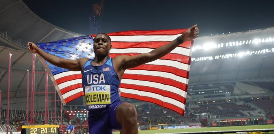 El velocista estadounidense Christian Coleman celebra tras ganar la medalla de oro de los 100 me.tros en el Mundial de atletismo en Doha, Qatar.
