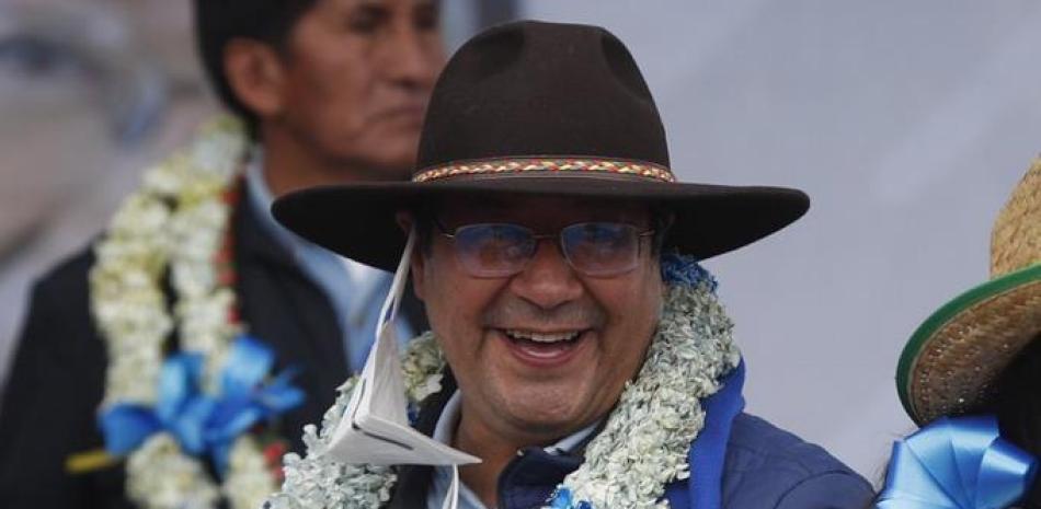 El presidente electo Luis Arce sonríe durante una fiesta por su victoria electoral en El Alto, Bolivia. Foto: AP/Juan Karita.