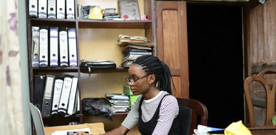Dodeya Ewa, de 16 años, estudiando en su casa de Calabar, Nigeria. Ewa dice que a diferencia de sus dos hermanos, que estudian en EEUU, ella lo hará en Canadá. Distintos factores, incluidas las políticas inmigratorias de Donald Trump, hacen que EEUU resulte cada vez menos atractivo a los estudiantes internacionales. Foto: AP/Daniel H. Williams.