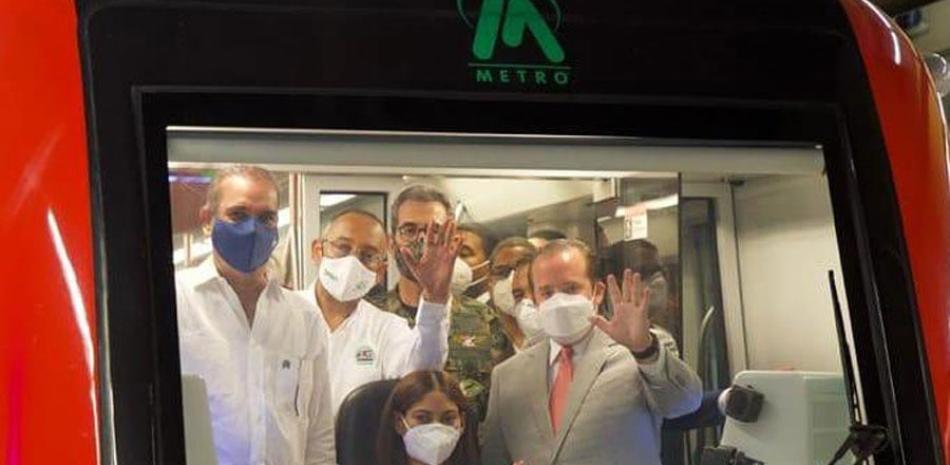 El presidente Abinader, acompañado de varios ministros, en un recorrido ayer por el Metro de SD. JA MALDONADO/LD