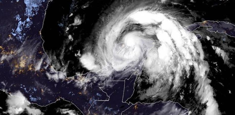 Esta imagen de satélite RAMMB / NOAA muestra al huracán Zeta avanzando hacia la costa caribeña de México el 27 de octubre de 2020 a las 11:20 UTC. RAMMB / NOAA / NESDIS / AFP