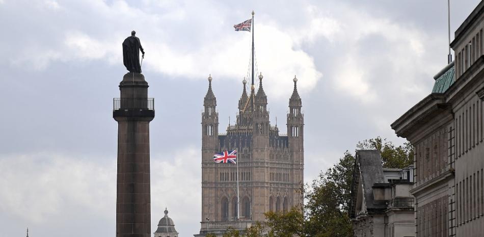 Una bandera de la Unión ondea sobre la Torre Victoria en las Casas del Parlamento de Gran Bretaña, incorporando la Cámara de los Lores y la Cámara de los Comunes, en Londres el 20 de octubre de 2020. Justin Tallis / AFP