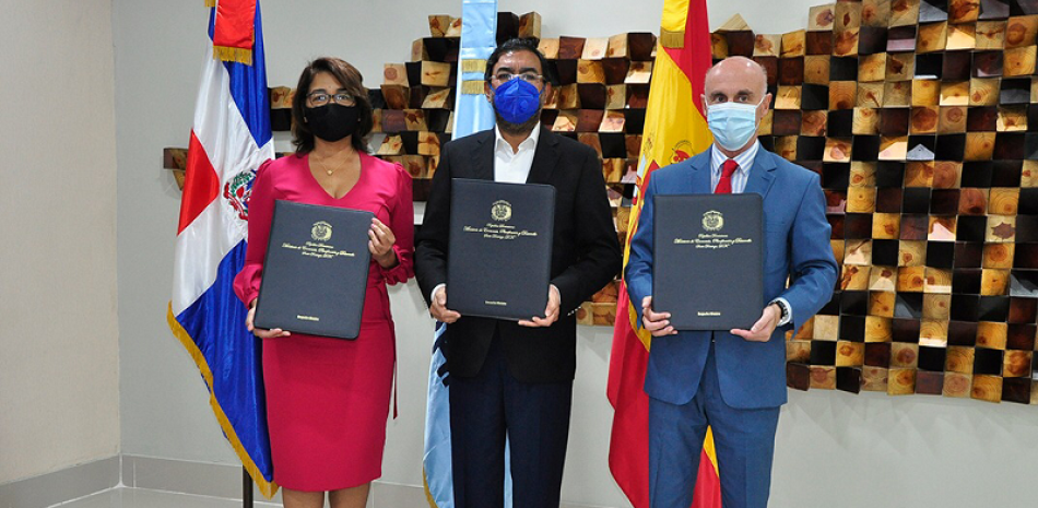 Olaya Dotel Caraballo, Olmedo Caba Romano, y Alejandro Abellán García de Diego, luego de la firma del documento que formaliza la subvención. Foto: Fuente Externa.