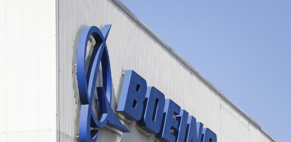 El logotipo de Boeing se muestra en su fábrica Renton. JASON REDMOND