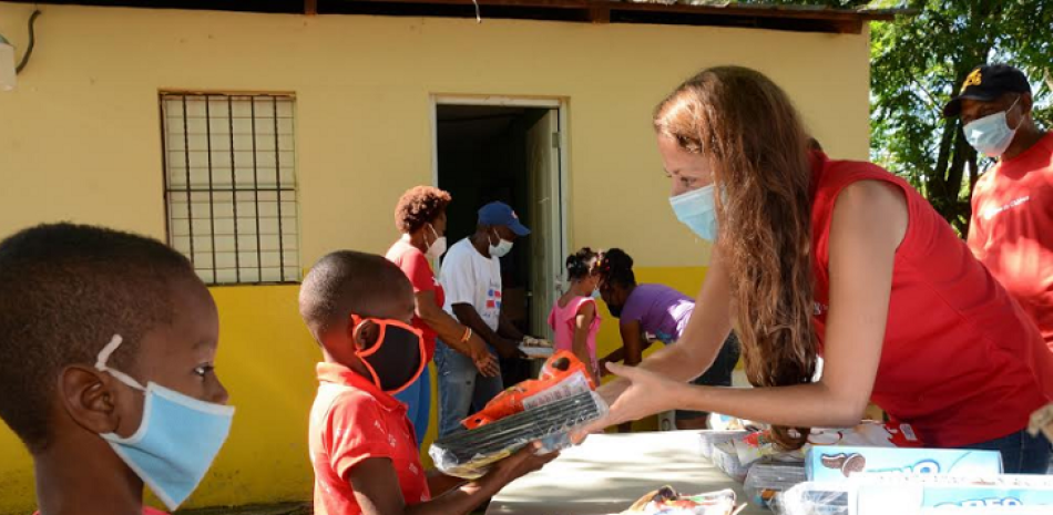 Alba Rodríguez, directora ejecutiva de Save The Children, entrega un kit escolar en la comunidad de Sierra Prieta, en Villa Mella.