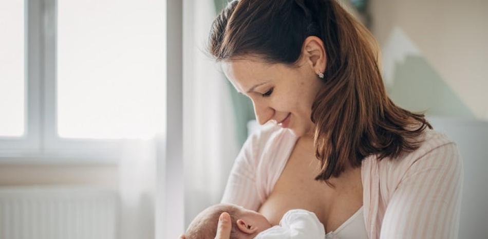 Los beneficios de amamantar alcanzan tanto a la madre como al bebé. iStock
