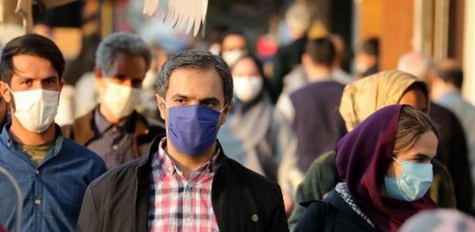 Los iraníes usan máscaras faciales como precaución contra la pandemia del coronavirus Covid-19 | AFP