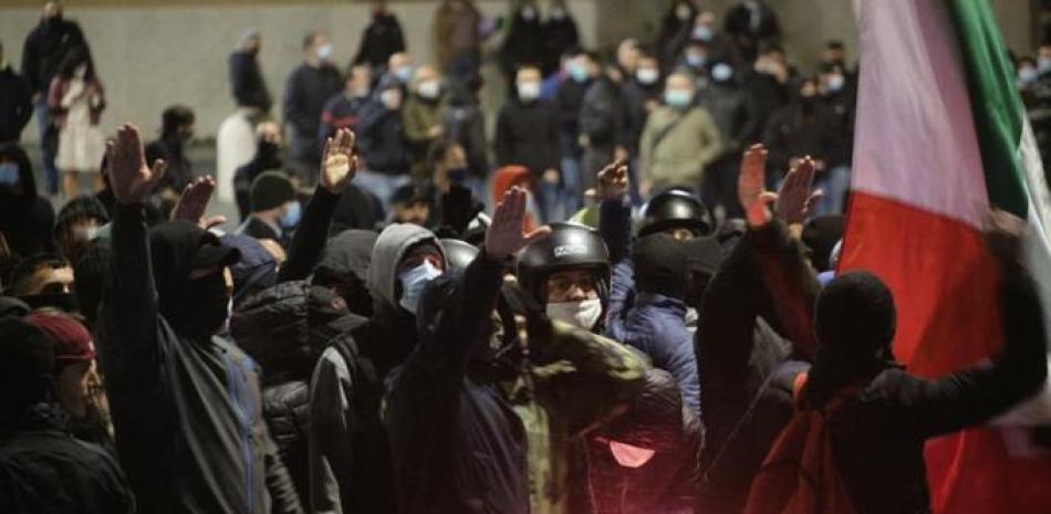 Manifestantes gritan consignas durante una protesta en contra de las restricciones del gobierno para frenar la propagación del COVID-19, el martes 27 de octubre de 2020, en Roma. (Mauro Scrobogna/LaPresse via AP)