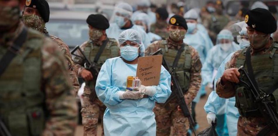 Personal sanitario apoyado por militares del ejército en Lima, Perú.  EFE/Paolo Aguilar