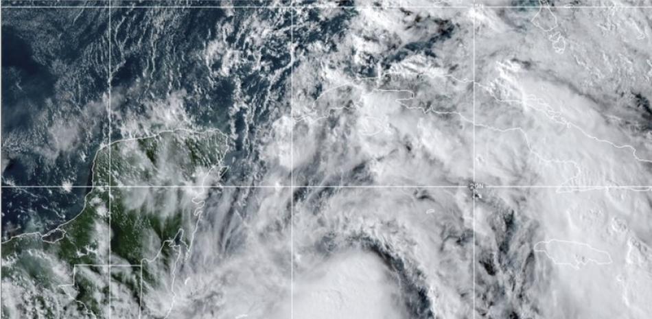 Foto vía Oficina Nacional de Administración Oceánica y Atmosférica de Estados Unidos que muestra a la tormenta tropical Zeta | AP  de Estados Unidos, muestra a la tormenta tropical Zeta. (NOAA/NESDIS/STAR vía AP