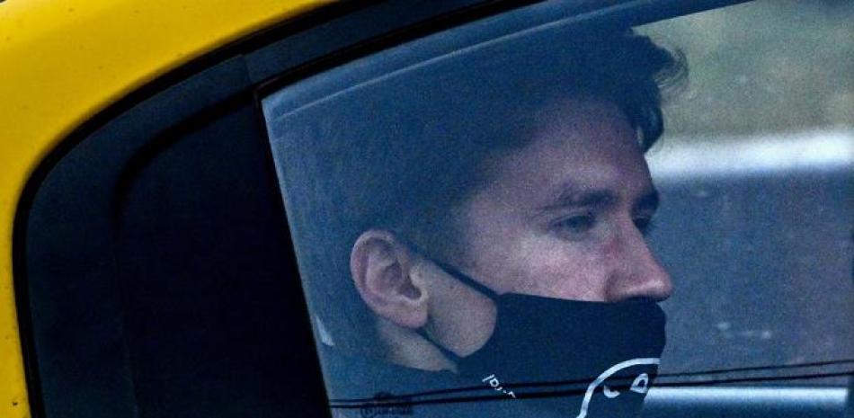 Un hombre que usa una mascarilla para protegerse contra la enfermedad del coronavirus viaja en un taxi en Moscú el 23 de octubre de 2020.
Yuri KADOBNOV
