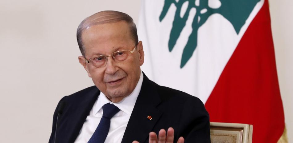 Una imagen proporcionada por la agencia fotográfica libanesa Dalati y Nohra el 21 de octubre de 2020 muestra al presidente libanés Michel Aoun en una conferencia de prensa televisada en el palacio presidencial en Baabda, al este de la capital, Beirut. DALATI Y NOHRA / AFP