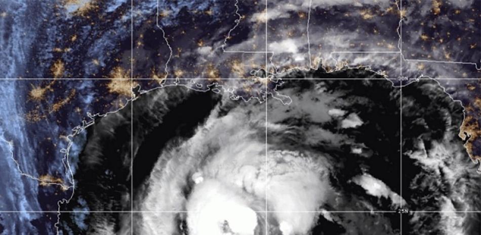 Imagen de satélite facilitada por la Oficina Nacional de Administración Oceánica y Atmosférica de Estados Unidos (NOAA por sus siglas en inglés) que muestra al huracán Zeta en el centro del Golfo de México. Foto: AP.