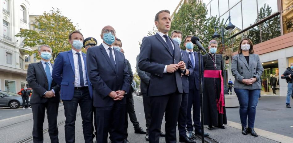 El presidente francés Emmanuel Macron (C) habla con la prensa frente a la Basílica de Notre-Dame de l'Assomption. Eric Gaillard / Pool / AFP