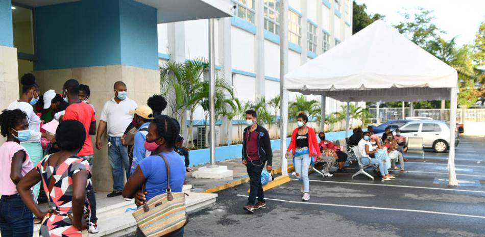 Embarazadas y familiares sufrían bastante esperando servicios fuera de Maternidad.