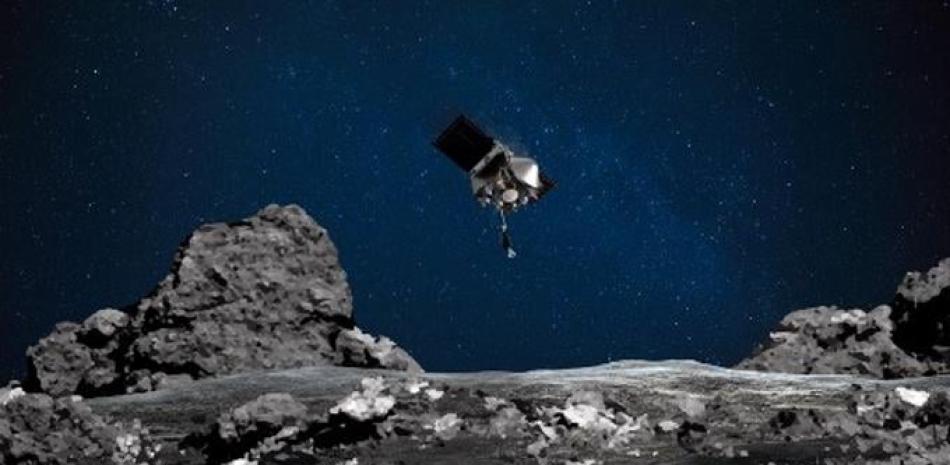 Esta imagen de archivo de la NASA muestra la representación de un artista de la nave espacial OSIRIS-REx descendiendo hacia el asteroide Bennu para recolectar una muestra de la superficie del asteroide. Foto: Universidad Estatal de Arizona/AFP.