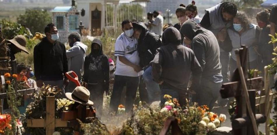 Parientes entierran a Isaac Nolasco, quien falleció por motivos al parecer no relacionados con el COVID-19, en una sección del panteón municipal de Valle de Chalco en medio de la pandemia de coronavirus, en las afueras de Ciudad de México. Foto: AP/Marco Ugarte.