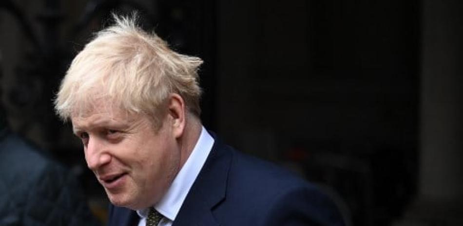 El primer ministro británico, Boris Johnson, camina hasta el número 10 de Downing Street en el centro de Londres. Foto: Daniel Leal-Olivas/AFP.