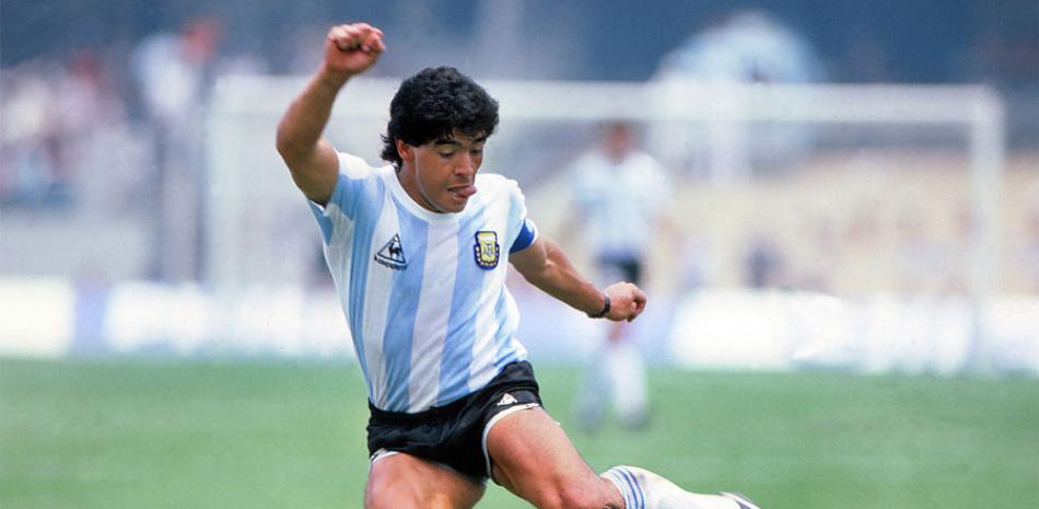 Diego Armando Maradona en uno de sus partidos representando a la selección de Argentina.