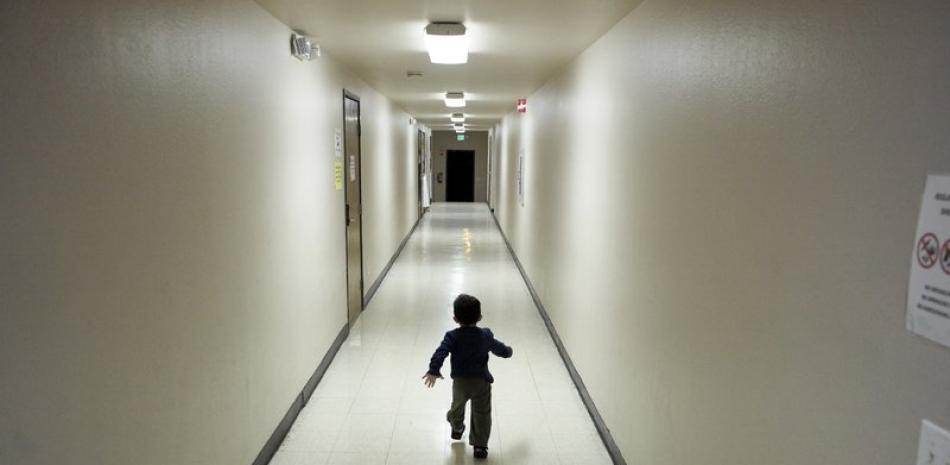 Un niño centroamericano solicitante de asilo corre por un pasillo después de llegar de un centro de detención migratoria a un albergue en San Diego. Foto: AP/Gregory Bull.