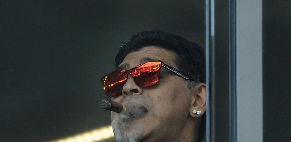 La leyenda del fútbol argentino Diego Maradona fuma un puro mientras asiste a la Copa Mundial Rusia 2018. JUAN MABROMATA