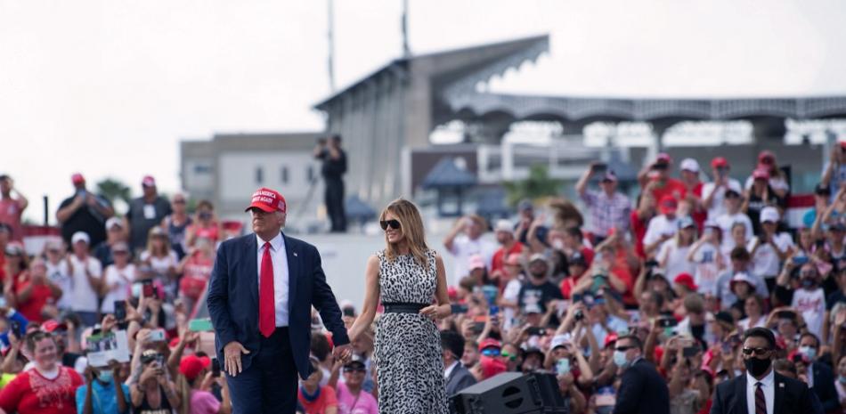 Presidente de EE.UU Trump y la primera dama , Melania Trump, se van después de hablar durante un mitin "Make America Great Again". BRENDAN SMIALOWSKI