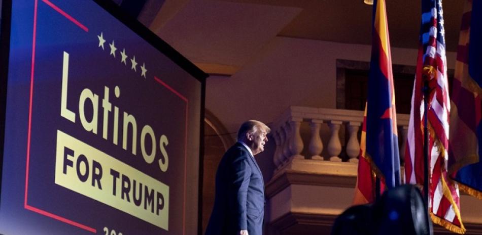 El presidente Donald Trump llega a una mesa redonda de la Coalición Latinos por Trump en el Arizona Grand Resort & Spa en Phoenix. Foto: AP/Andrew Harnik.