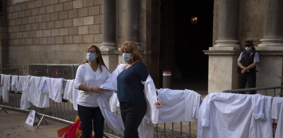 Protesta de médicos en la sede del gobierno catalán, en Barcelona, contra las condiciones de trabajo y mientras siguen aumentando los casos de coronavirus en España. Foto: AP/Emilio Morenatti.
