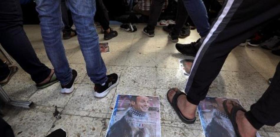 Los palestinos asisten a una protesta contra las publicaciones de una caricatura del profeta Mahoma en Francia y los comentarios del presidente francés Emmanuel Macron. Foto vía Abbas Momani / AFP