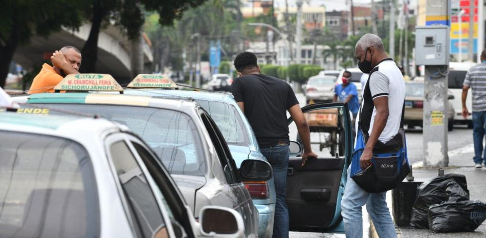 Usuarios del transporte público durante la mañana del viernes en Santo Domingo, capital de República Dominicana. JORGE CRUZ/LD