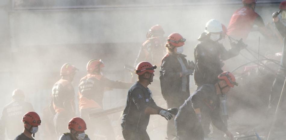 Voluntarios de búsqueda y rescate buscan sobrevivientes en los escombros de un edificio derrumbado el 31 de octubre de 2020, en Izmir, después de que un poderoso terremoto azotara la costa occidental de Turquía y partes de Grecia. yasin Akgul /AFP