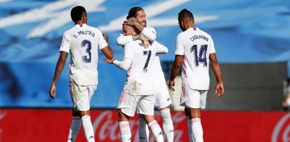Jugadores del Real Madrid festejan uno de los goles anotados por el equipo ante el débil Huescas.