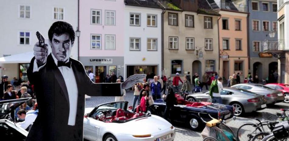 Un cartel con la imagen del James Bond encarnado por el actor Timothy Dalton decora una céntrica plaza de Feldkirch, en Austria, el 28 de abril de 2008. Dalton interpretó en dos ocasiones al agente secreto.
EFE/Dietmar Stiplovsek