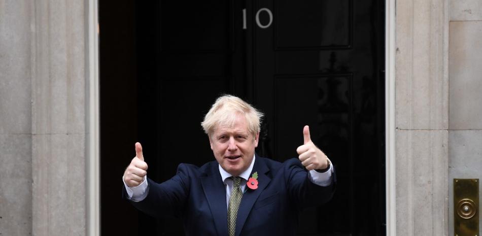 El primer ministro británico, Boris Johnson, hace gestos mientras se reúne con recaudadores de fondos para la Legión Real Británica y el personal de servicio, afuera del número 10 de Downing Street. Daniel Leal-Olivas / AFP