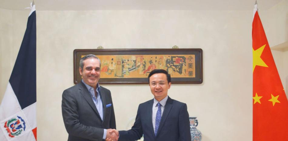 Luis Abinader, entonces presidente electo, recibió el 27 de julio la visita del embajador de China, Zhang Run, con quien conversó sobre el fortalecimiento de las relaciones.
