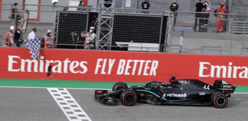 Lewis Hamilton de Mercedes cruza la meta para ganar el Gran Premio de Emilia Romagna en el circuito de Imola, Italia, el domingo 1 de noviembre de 2020. (AP Foto/Luca Bruno, Pool)