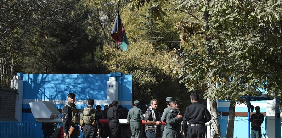 Los policías montan guardia en una puerta de entrada a la Universidad de Kabul. Wakil Kohsar / AFP