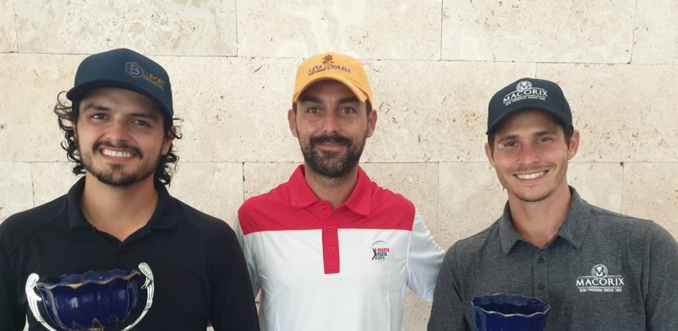 Premiación de los ganadores. Desde la izquierda Javier Núñez, categoría profesional; Andrea Attus, de Playa Dorada Golf Course y Luis Daniel González, amateur