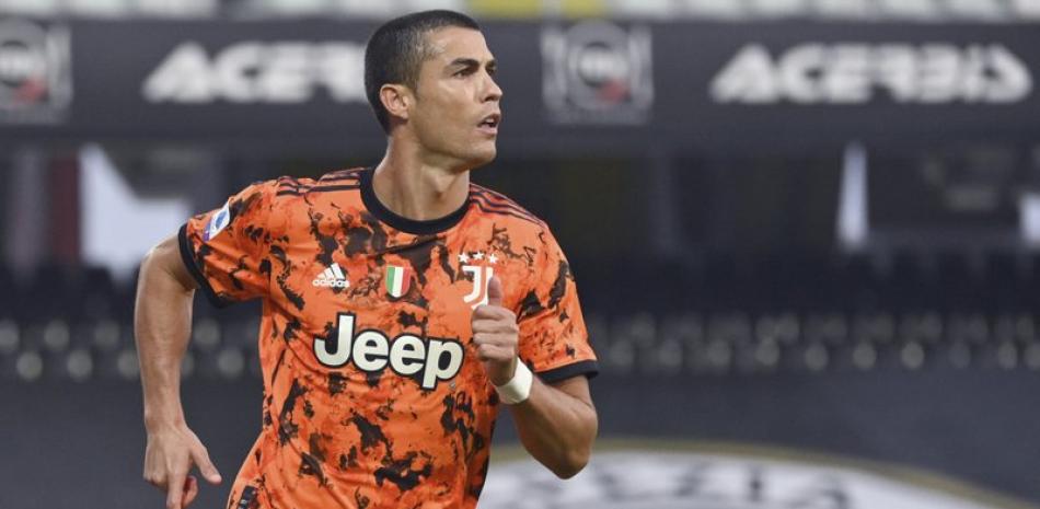 Cristiano Ronaldo festeja tras anotar un gol de penal para la Juventus en el partido contra Spezia por la Serie A italiana, el domingo 1 de noviembre de 2020, en Cesena. (Massimo Paolone/LaPresse vía AP)
