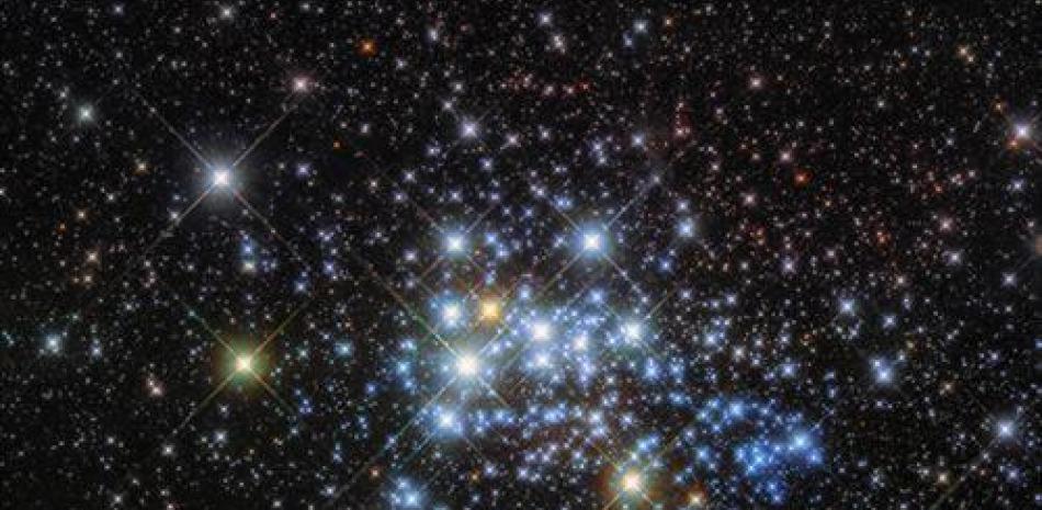 Cúmulo de estrellas masivo llamado Westerlund 1

Foto ESA/HUBBLE & NASA