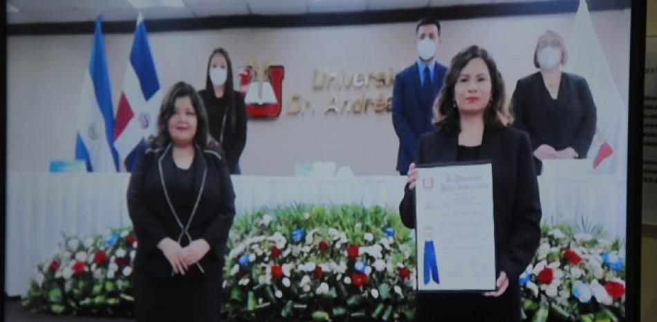 Autoridades de la Universidad Doctor Andrés Bello de El Salvador presentan de forma virtual el certificado a la rectora de la UASD, Emma Polanco Melo, como doctora honoris causa.
