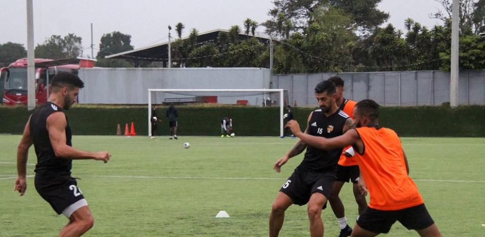 Jugadores de Cibao FC durante una ligera sesión de práctica este martes en San José, Costa Rica, donde encara un rival dificil, el equipo de la Liga Deportiva Alajuelense.