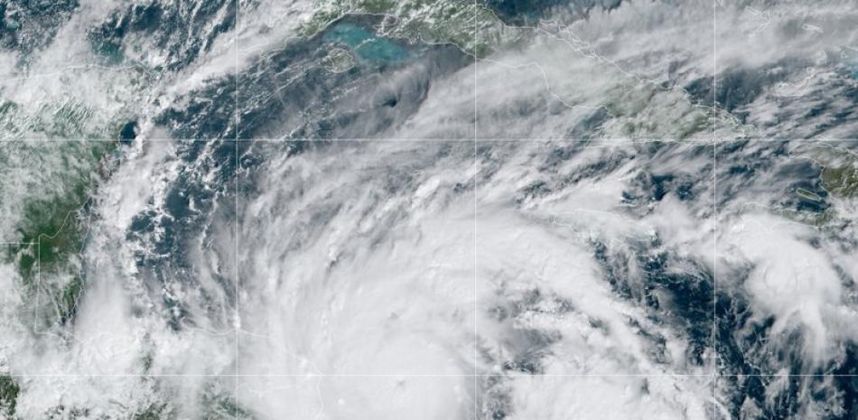 Esta imagen satelital GeoColor tomada el lunes 2 de noviembre de 2020 a la 1 p.m. EDT y proporcionado por la Oficina Nacional de Administración Oceánica y Atmosférica (NOAA, por sus siglas en inglés) muestra al huracán Eta en el Golfo de México acercándose a la frontera de Honduras y Nicaragua. (NOAA vía AP)