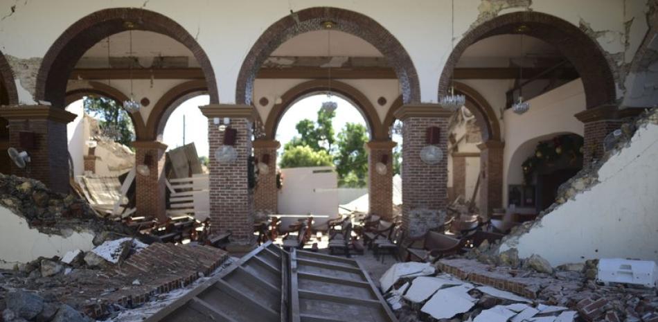La iglesia católica de la Inmaculada Concepción se ve en ruinas tras un sismo durante la noce en Guayanilla, Puerto Rico, el martes 7 de enero de 2020. (AP Foto/Carlos Giusti)