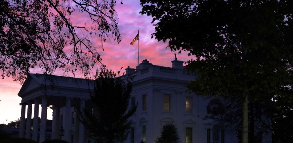 La Casa Blanca se ve en las horas de la mañana del día de las elecciones el 3 de noviembre de 2020 en Washington, DC. ALEX WONG