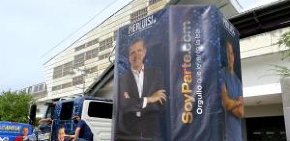 SAN JUAN (PUERTO RICO), 02/11/2020.- Fotografía de un camión de campaña electoral del candidato a la gobernación de Puerto Rico, Pedro Pierluisi, del Partido Nuevo Progresista, este lunes en una calle de San Juan. EFE/Jorge Muñiz