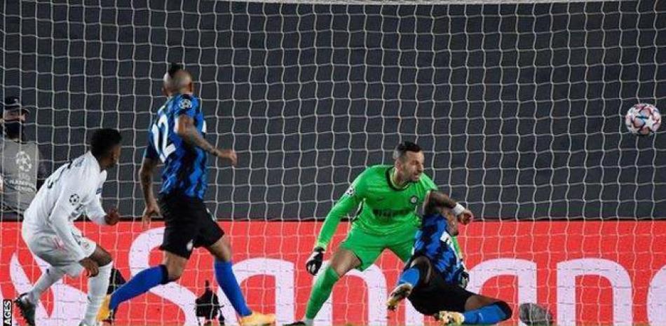 Rodrygo al momento de marcar su gol decisivo que le dio la victoria al Real Madrid en su partido frente al Inter.