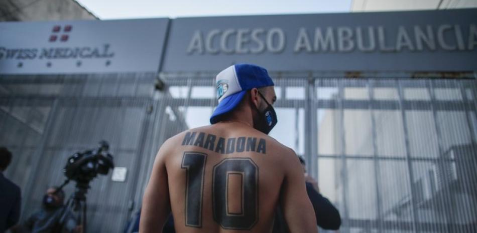 Cientos de fans como este hombre se dieron cita durante la operacion del astro Maradona, frente a la clinica Olivos, en la capital argentina. AP