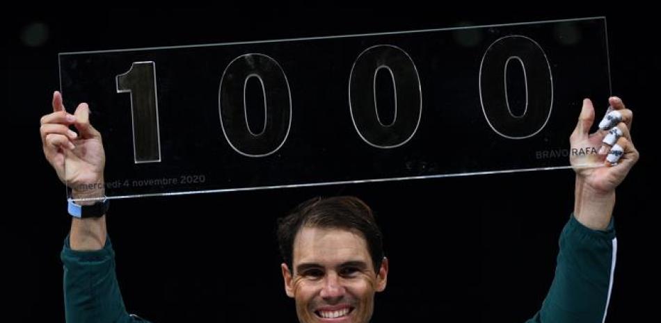 El español Rafael Nadal posa con el trofeo de su milésima victoria de la ATP en la final de su partido de tenis individual masculino de segunda ronda ante su compatriota Feliciano López.