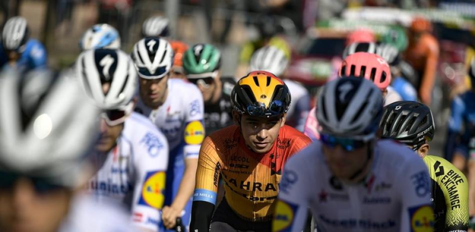 El pelotón de la Vuelta a España durante la octava etapa, este miércoles 28 de octubre de 2020, entre Logroño y Alto de Moncalvillo.